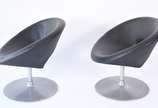 Clássica Design (2001), Poltronas Heros - Disco - Par de cadeiras estofadas, bases de metal giratórias  (pequenos desgastes).  (Retirada no apartamento em Ipanema).