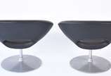 Clássica Design (2001), Poltronas Heros - Disco - Par de cadeiras estofadas, bases de metal giratórias  (pequenos desgastes).  (Retirada no apartamento em Ipanema).