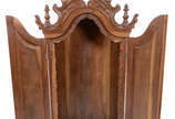 Grande oratório de madeira nobre com duas porta... - Grande oratório de madeira nobre com duas portas, detalhes entalhados no estilo Dom José. (Uma das portas esta empenada e não está fechando corr...