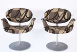 Clássica Design (2001), Cadeira Tulipa - Disco - Par de cadeiras giratórias com bases de metal e estofamento forrado com tecido estampado, pequenos desgastes. (Retirada no apartamento em Ipanema).