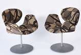 Clássica Design (2001), Cadeira Tulipa - Disco - Par de cadeiras giratórias com bases de metal e estofamento forrado com tecido estampado, pequenos desgastes. (Retirada no apartamento em Ipanema).