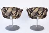 Clássica Design (2001), Cadeira Tulipa - Disco - Par de cadeiras giratórias com bases de metal e estofamento forrado com tecido estampado, pequenos desgastes. (Retirada no apartamento em Ipanema).