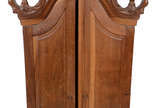 Grande oratório de madeira nobre com duas porta... - Grande oratório de madeira nobre com duas portas, detalhes entalhados no estilo Dom José. (Uma das portas esta empenada e não está fechando corr...