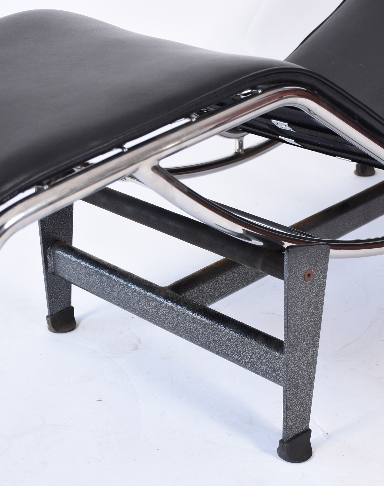Poltrona "Chaise Longue" "Le Corbusier", partes oxidadas (Retirada no... - foto 3 de 6