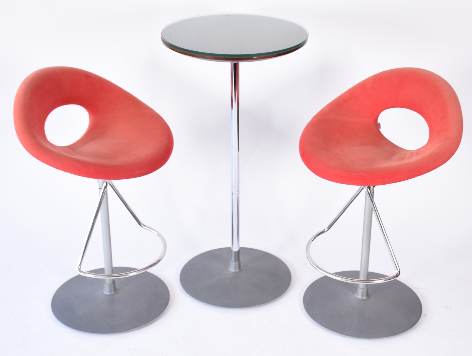 Clássica Design (2001), Cadeiras Heros Bar/ Mesa Círculo Bar - foto 1 de 10