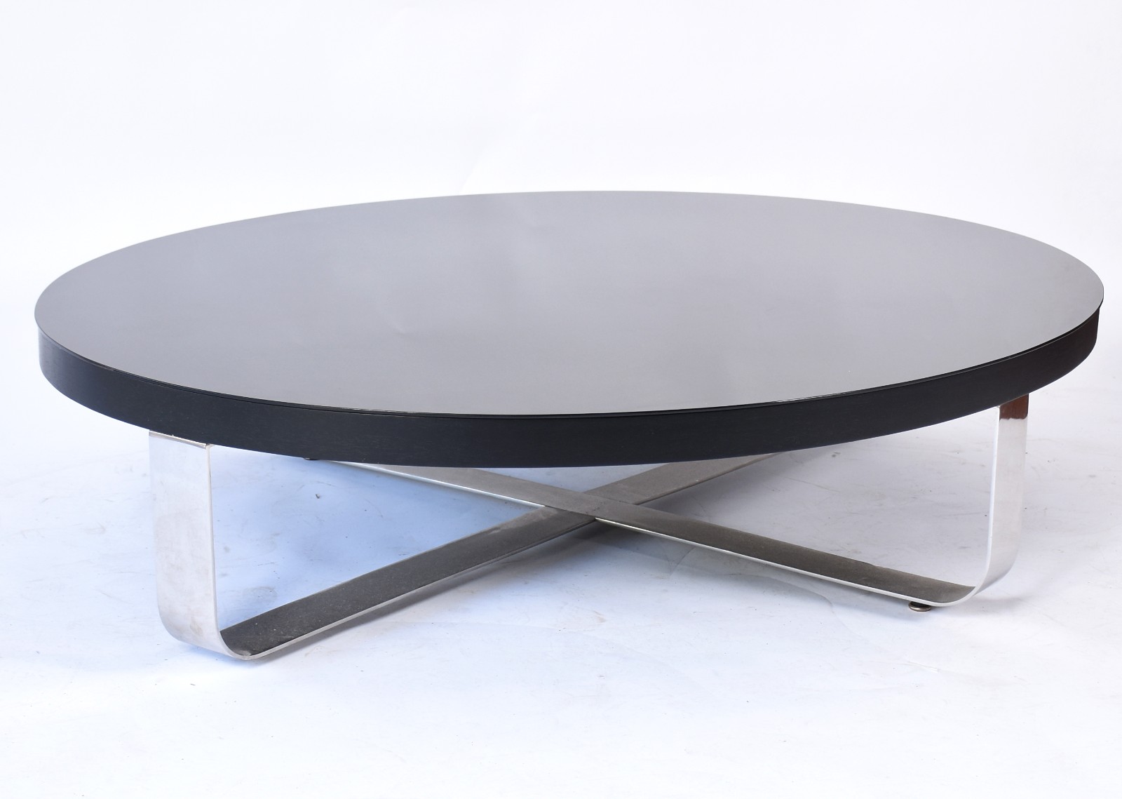 Mesa de centro feitio oval, base de metal e tampo coberto por vidro... - foto 1 de 5