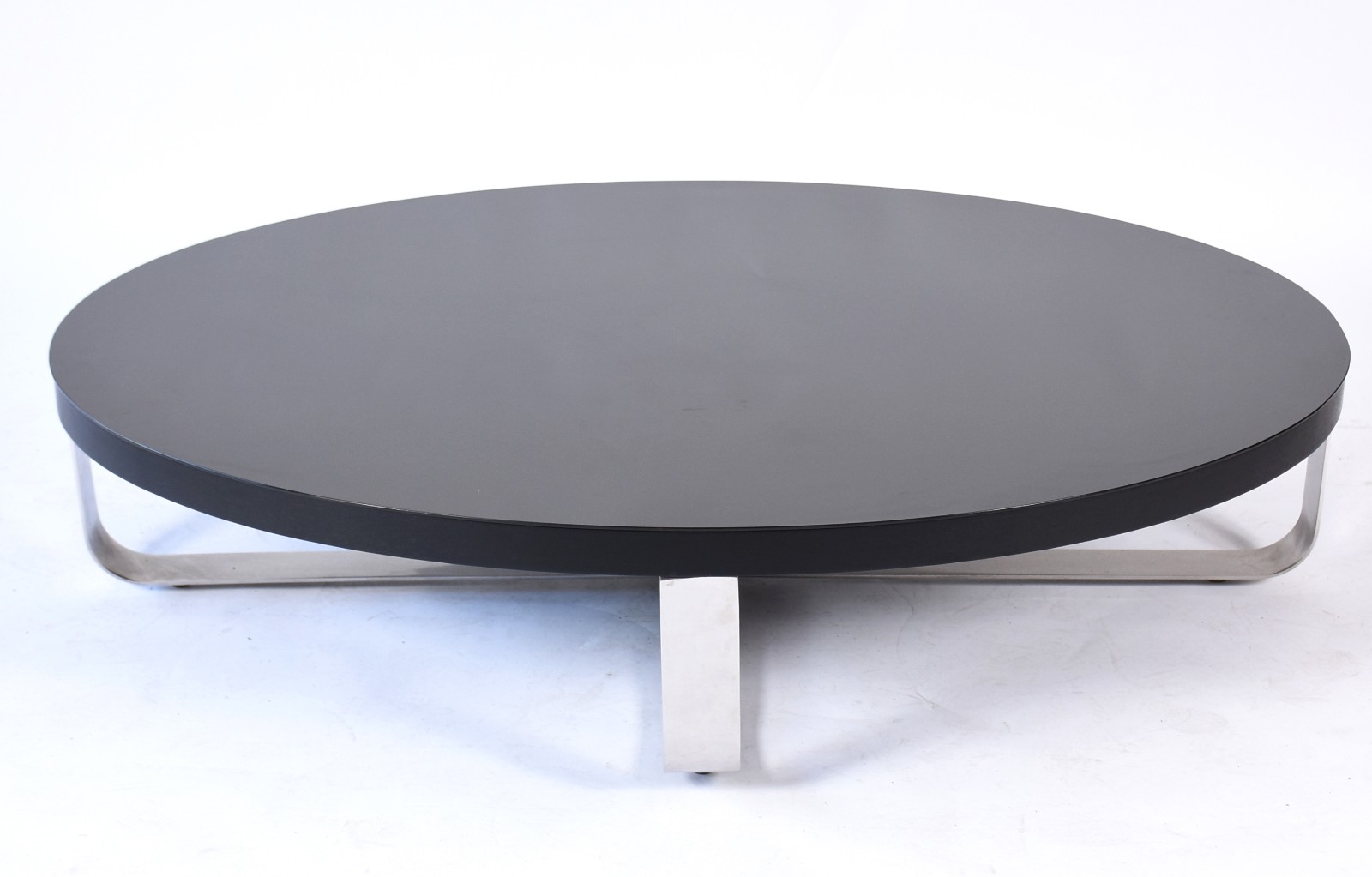 Mesa de centro feitio oval, base de metal e tampo coberto por vidro... - foto 2 de 5