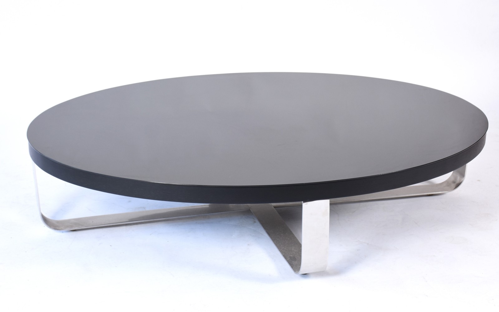 Mesa de centro feitio oval, base de metal e tampo coberto por vidro... - foto 3 de 5