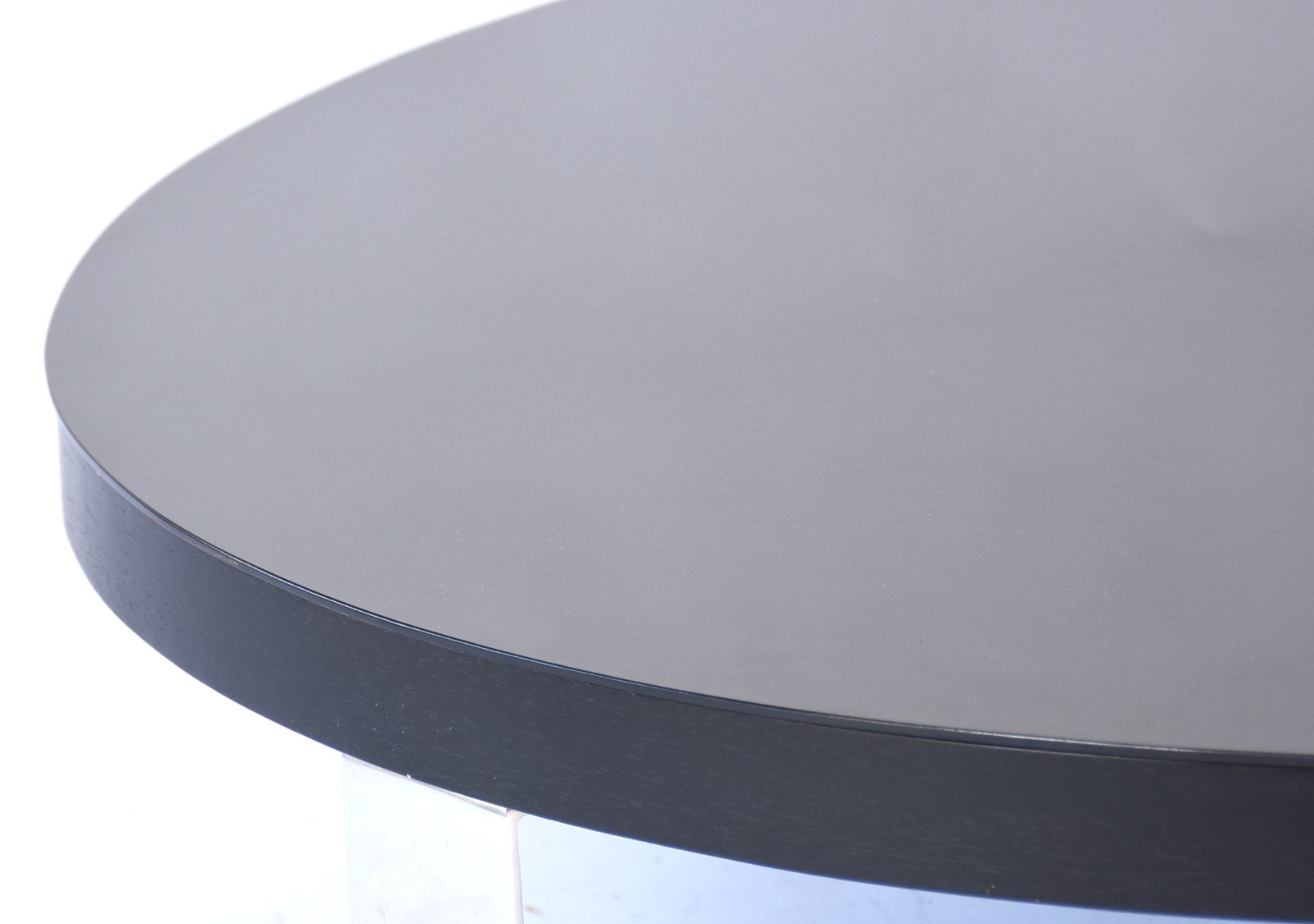 Mesa de centro feitio oval, base de metal e tampo coberto por vidro... - foto 4 de 5