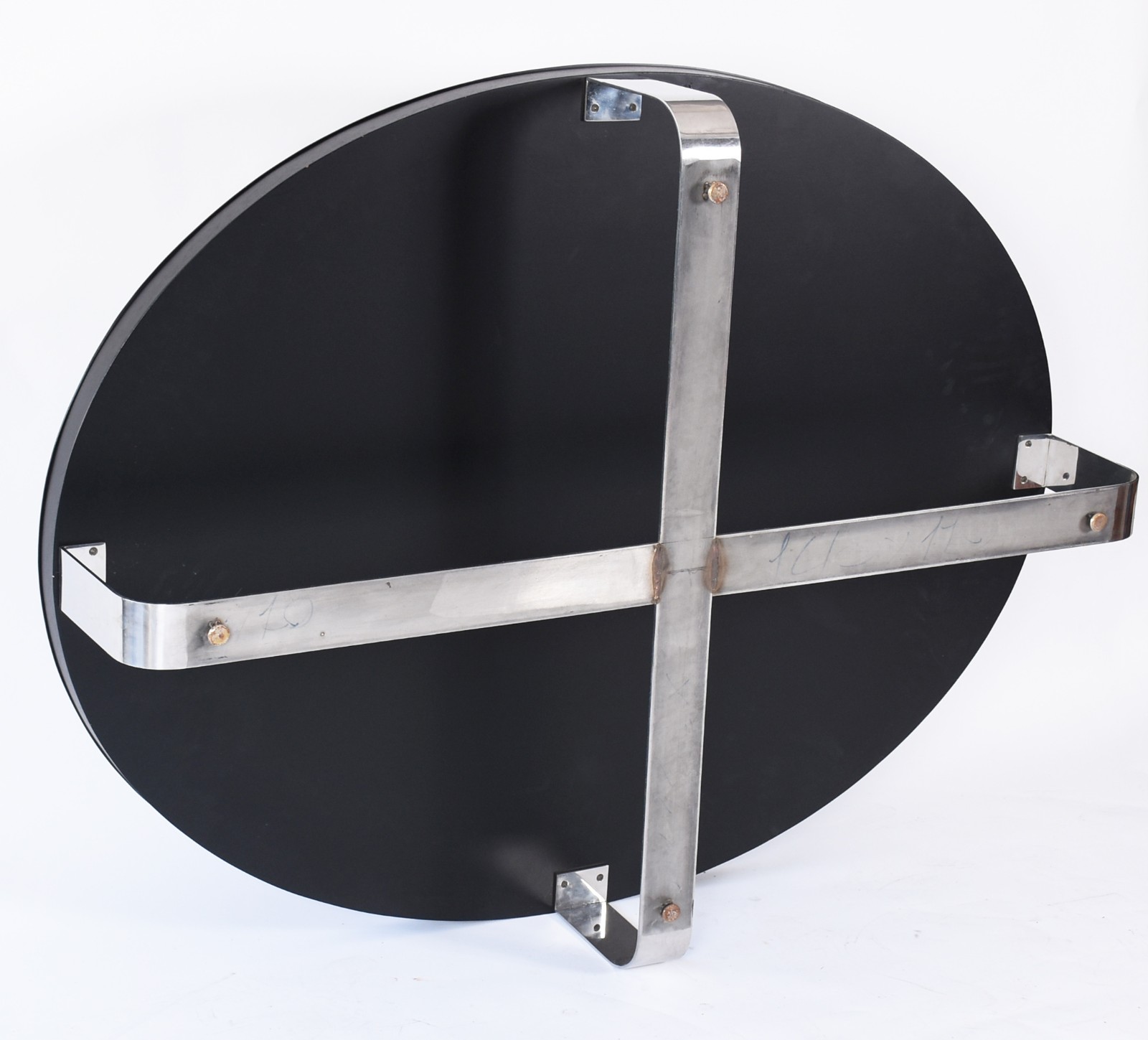 Mesa de centro feitio oval, base de metal e tampo coberto por vidro... - foto 5 de 5