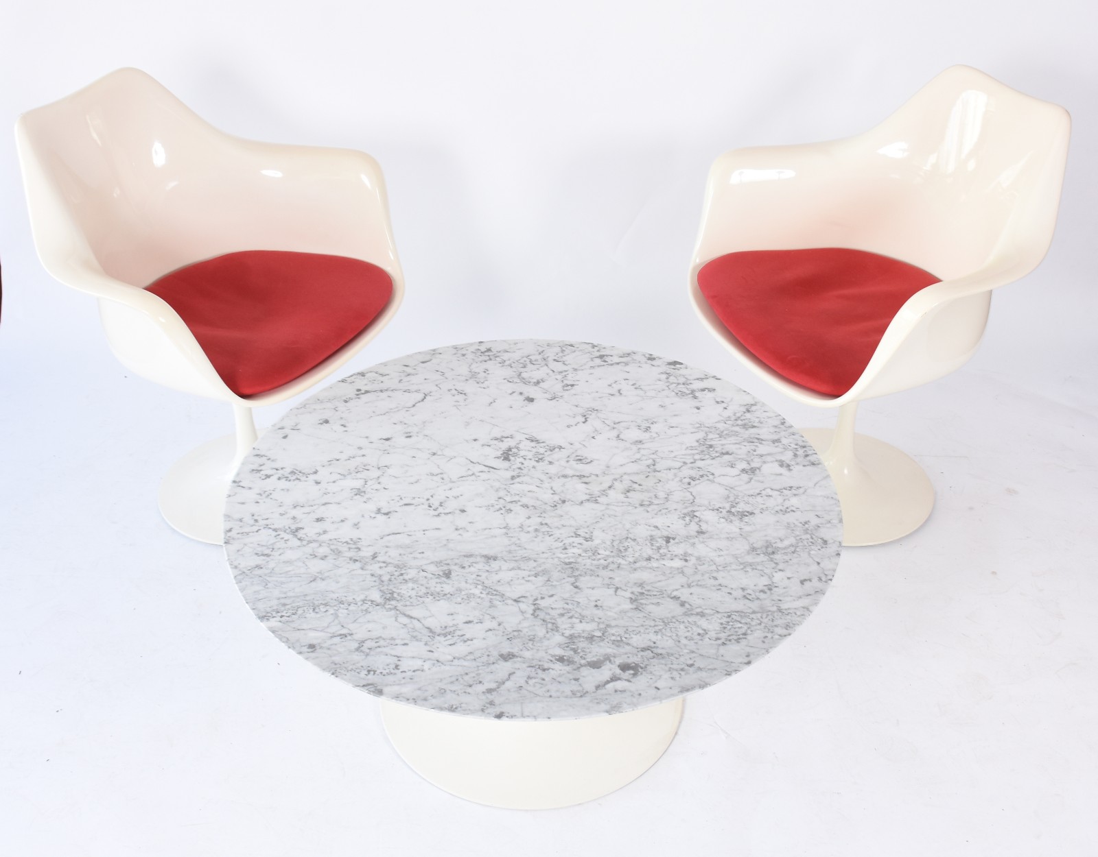 Clássica Design (2001), Mesa e Cadeiras Saarinen com braços - foto 1 de 10