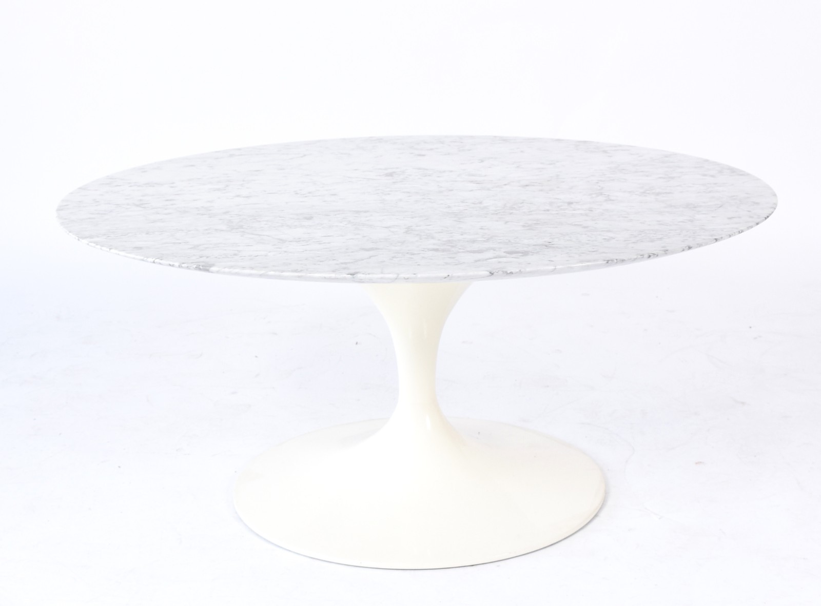 Clássica Design (2001), Mesa e Cadeiras Saarinen com braços - foto 4 de 10