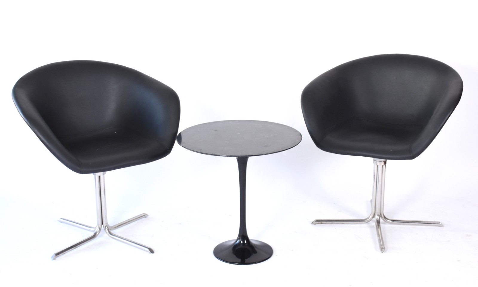 Clássica Design (2001), Cadeiras Ergo - soft / Mesa Saarinen - foto 1 de 9