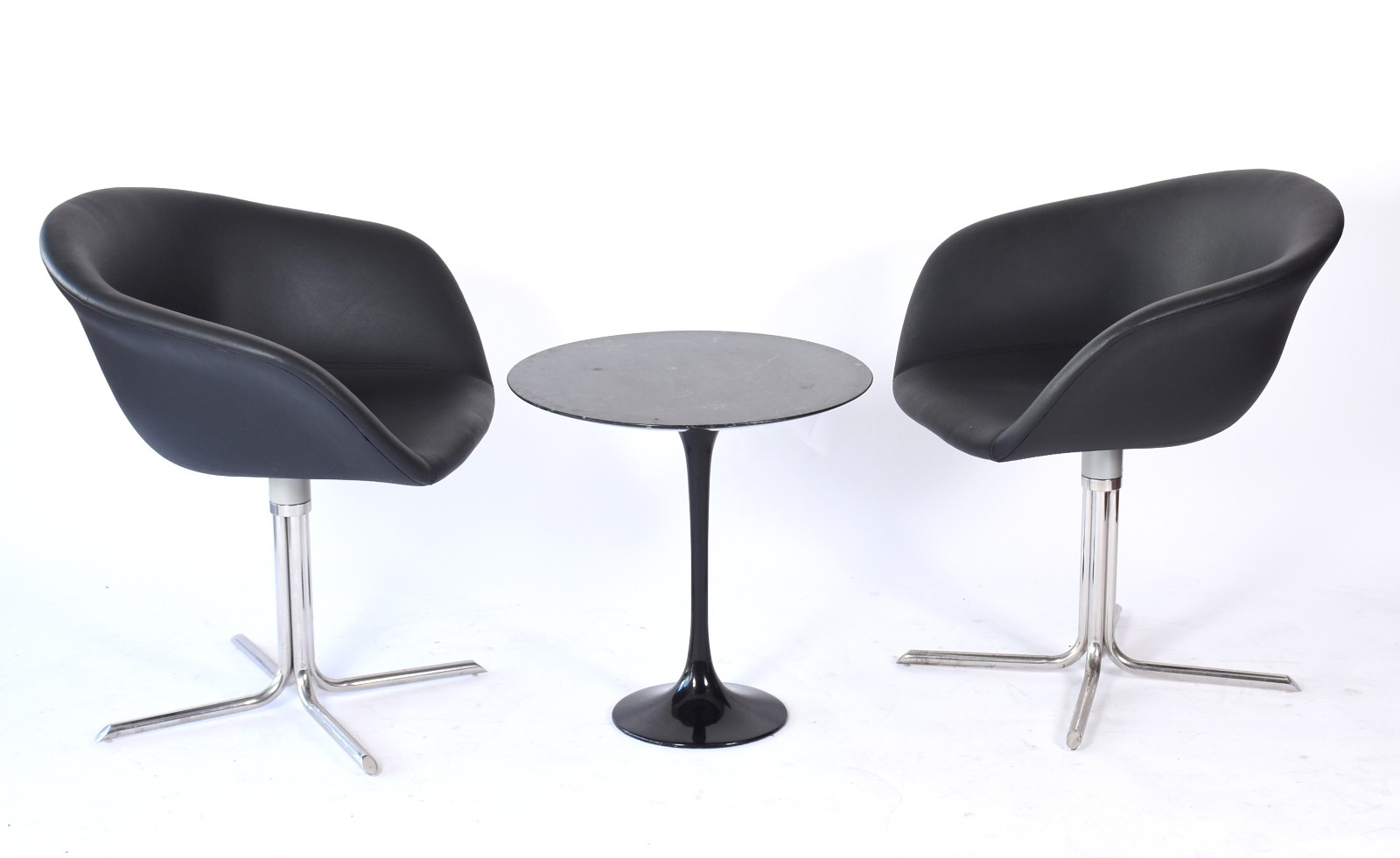 Clássica Design (2001), Cadeiras Ergo - soft / Mesa Saarinen - foto 2 de 9