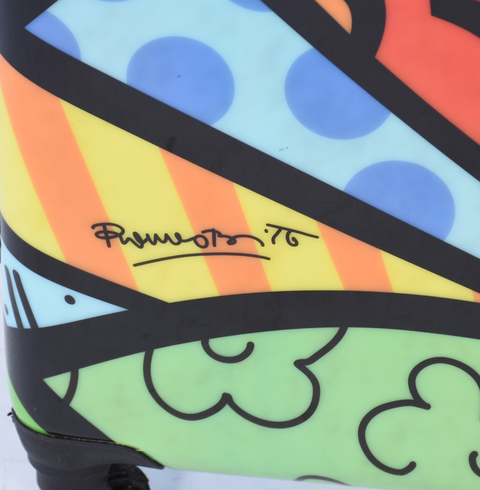 Duas malas "Romero Britto" -"Heys" com desgastes nas rodinhas, um... - foto 4 de 11