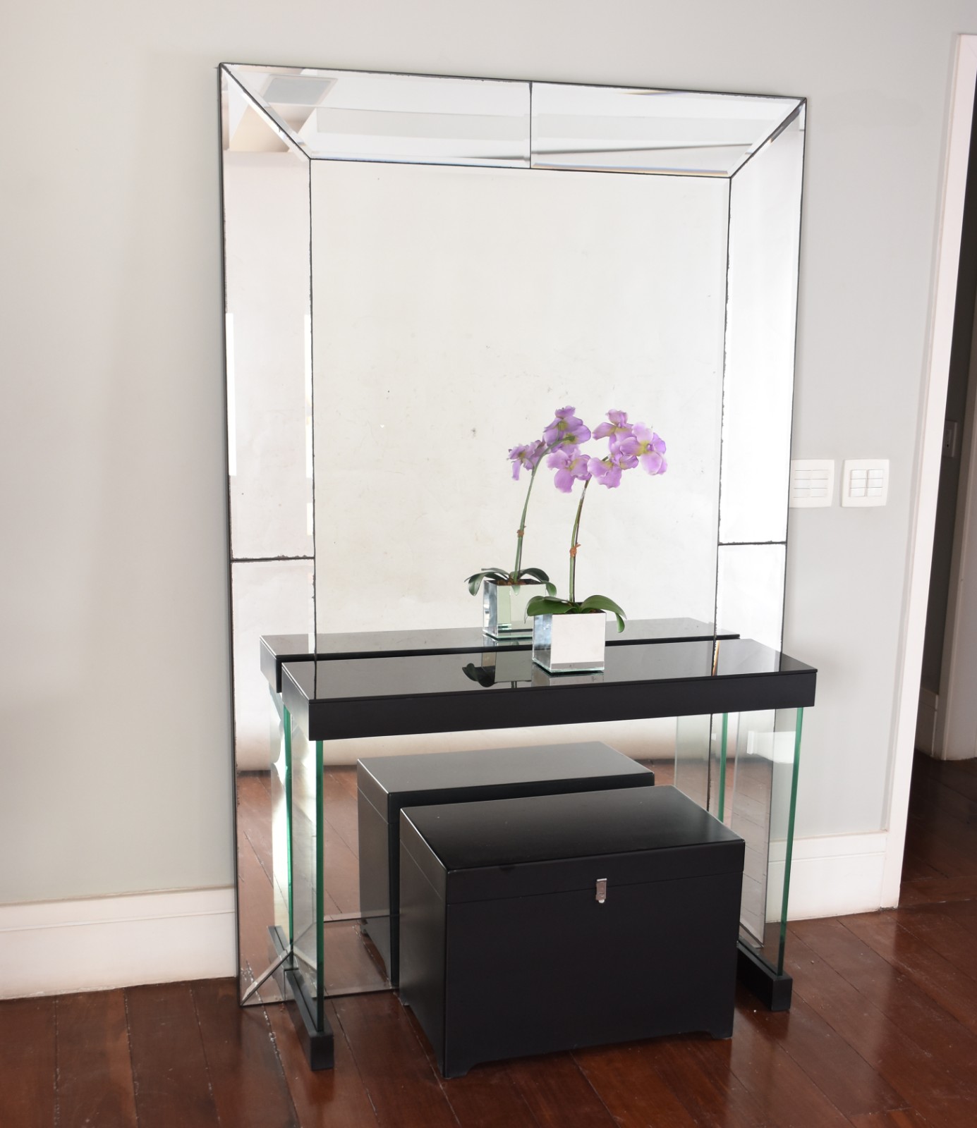 Conjunto com aparador com bases de vidro e tampo preto. Acompanha... - foto 1 de 9