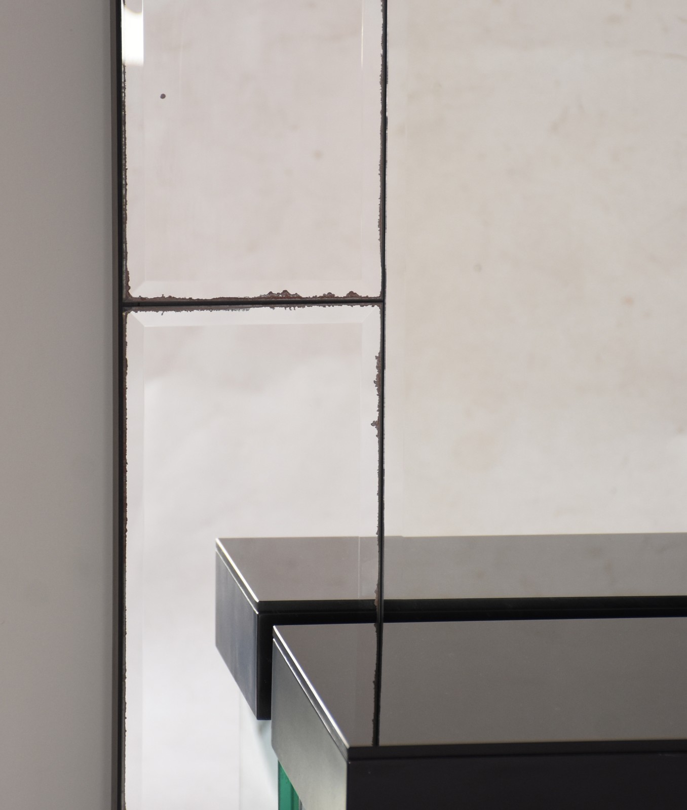 Conjunto com aparador com bases de vidro e tampo preto. Acompanha... - foto 2 de 9
