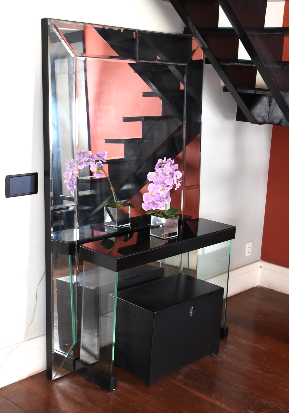 Conjunto com aparador com bases de vidro e tampo preto. Acompanha... - foto 1 de 9