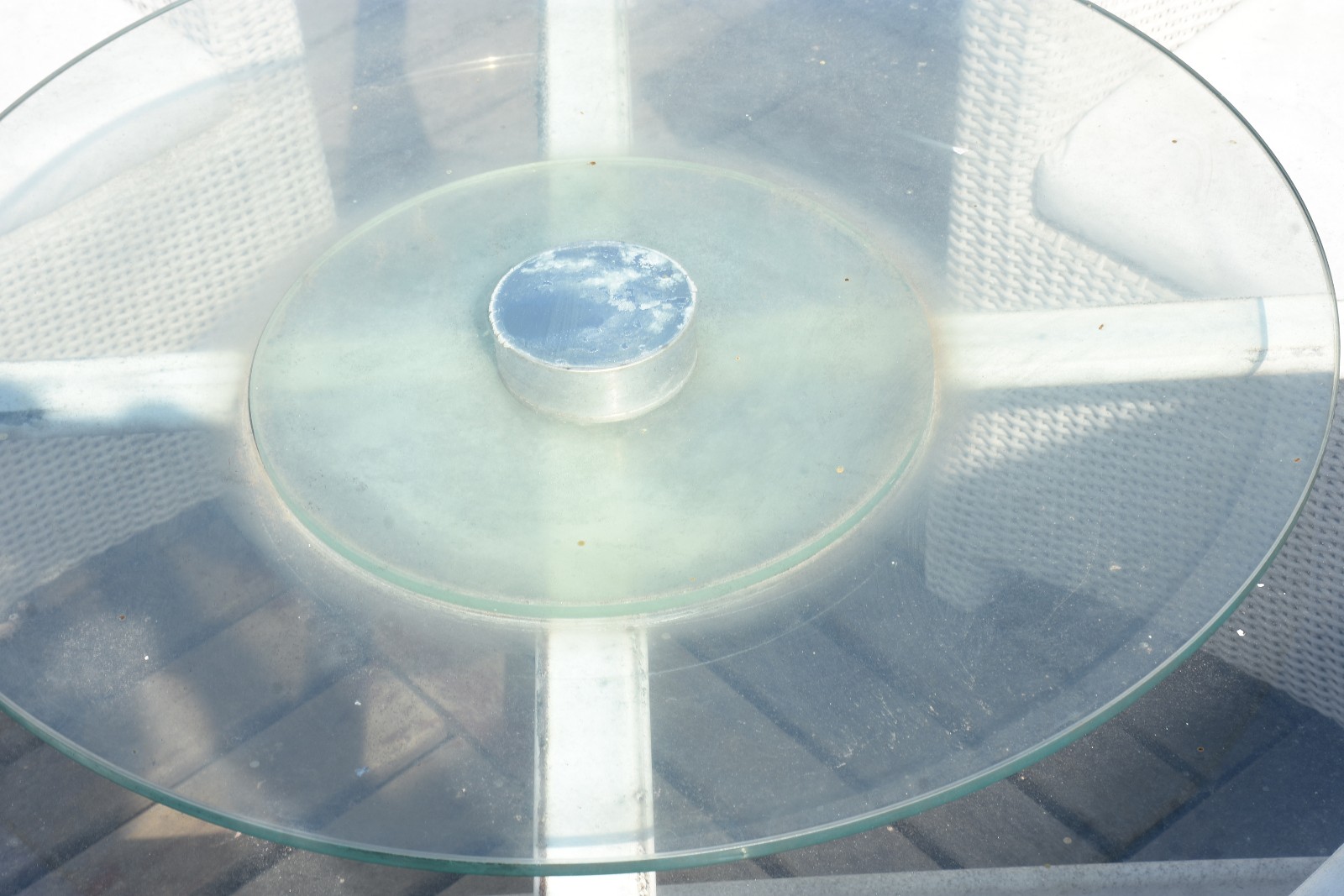 Conjunto de móveis para área externa, composto de: mesa redonda com... - foto 3 de 5