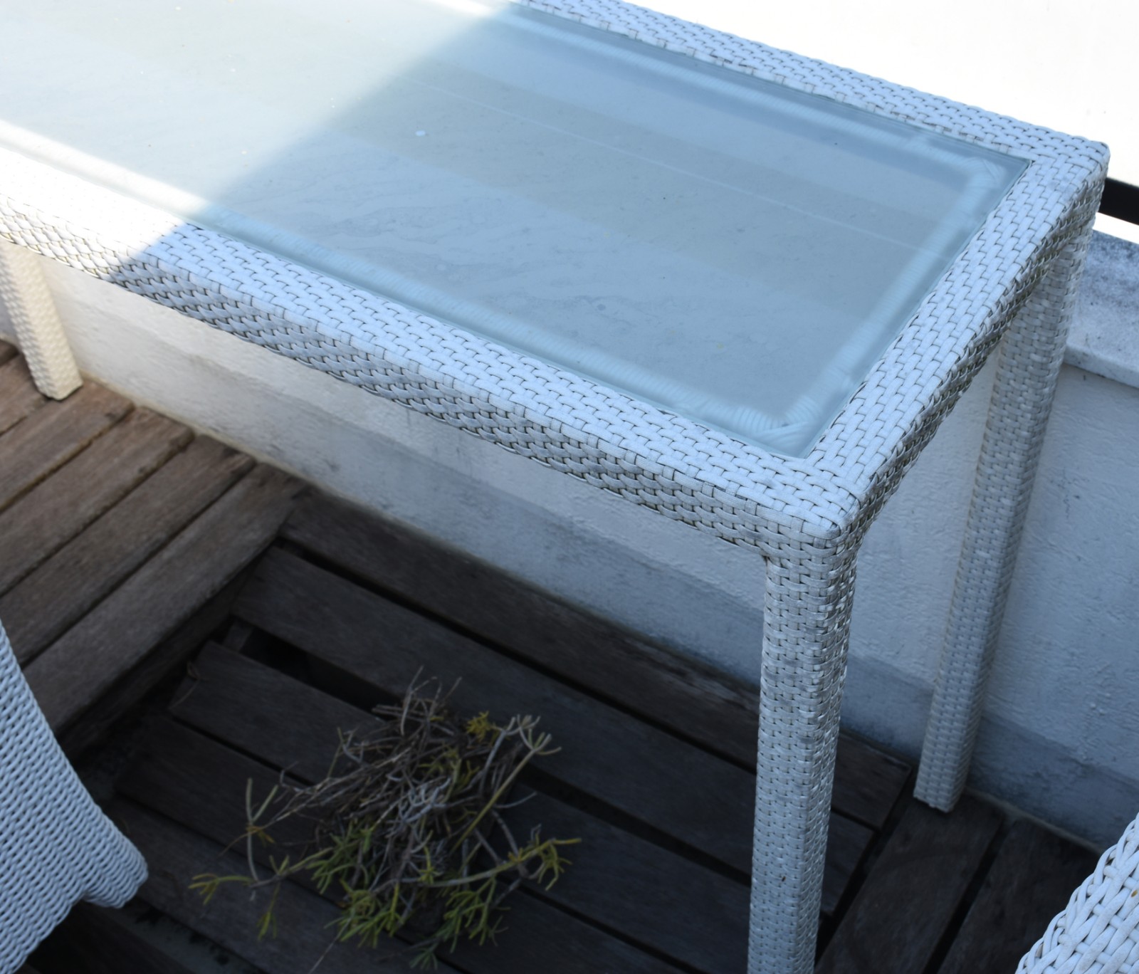 Conjunto de móveis para área externa, composto de: mesa redonda com... - foto 4 de 5