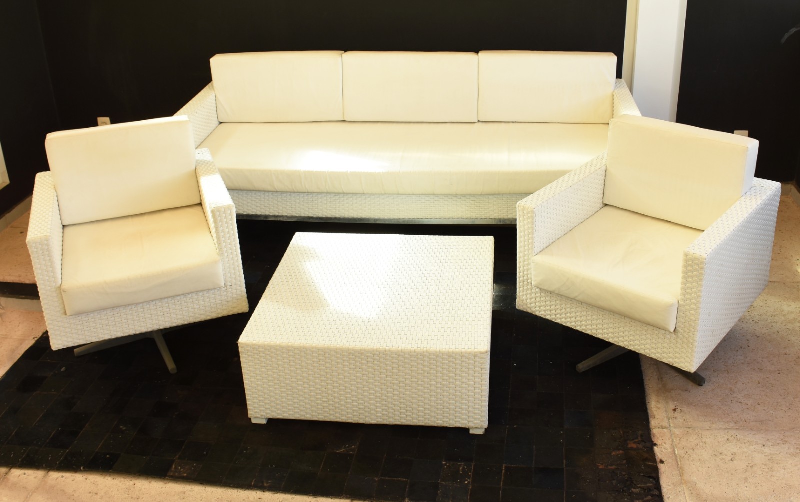 Conjunto composto de: Sofá para tres lugares, par de poltronas... - foto 1 de 5