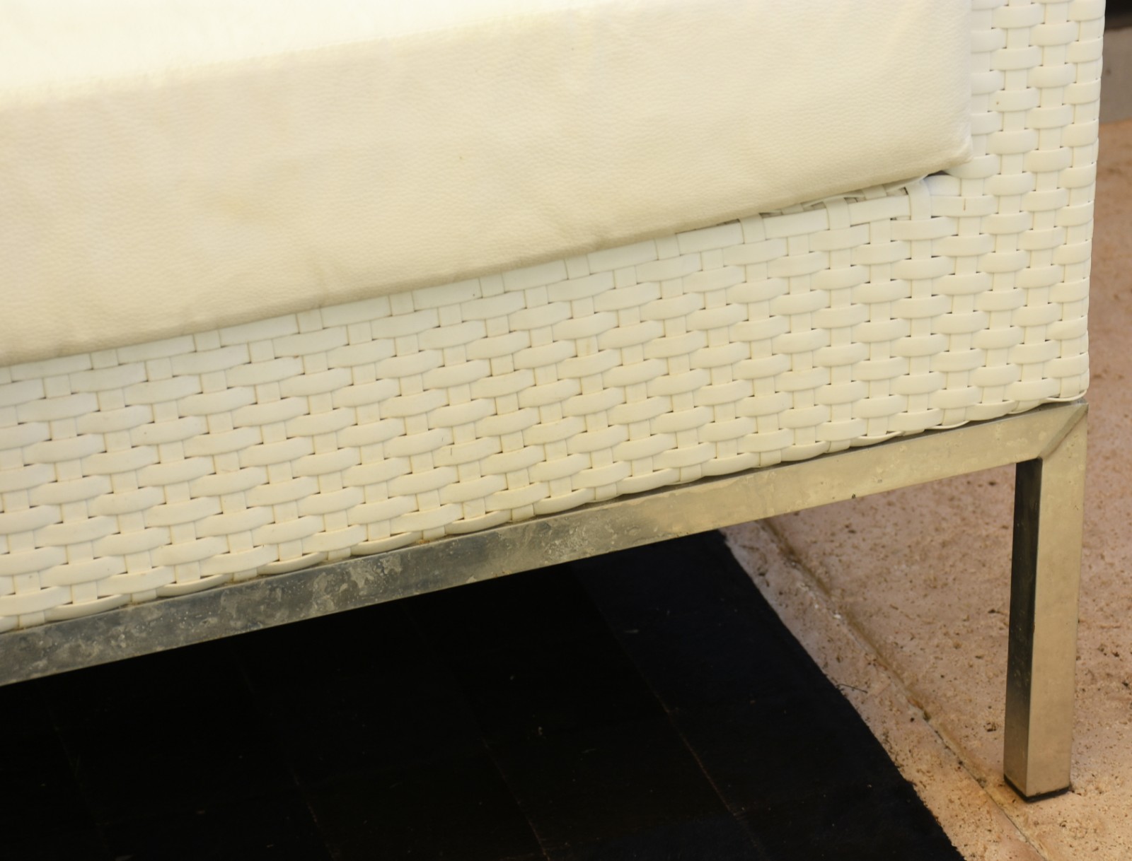Conjunto composto de: Sofá para tres lugares, par de poltronas... - foto 3 de 5