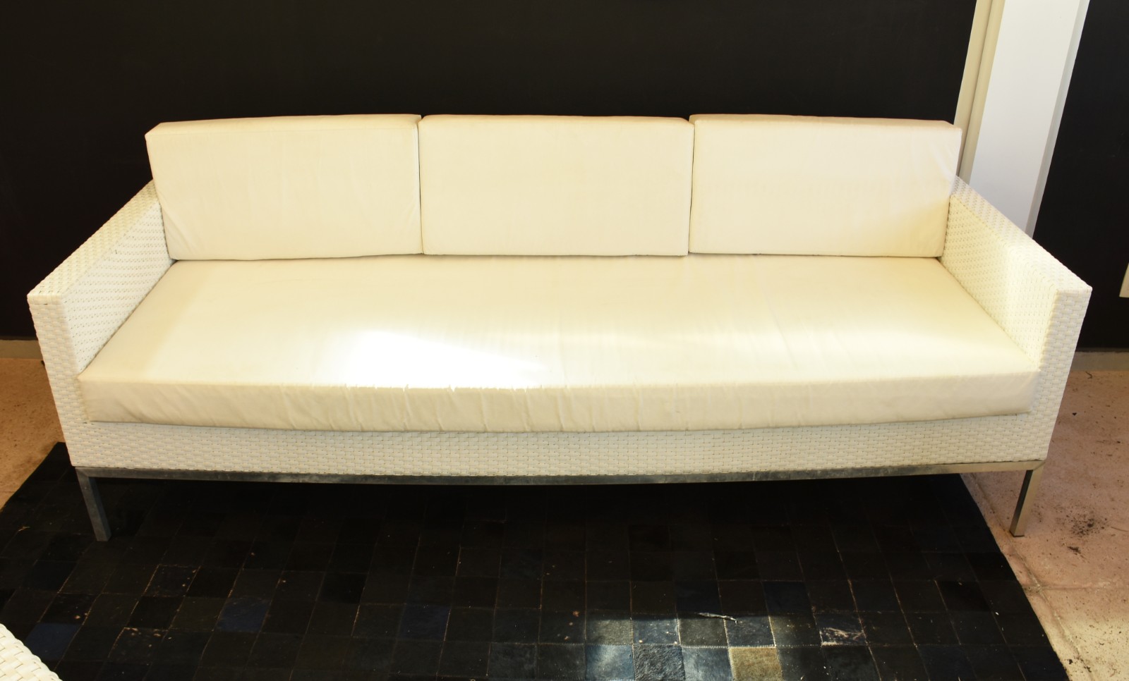 Conjunto composto de: Sofá para tres lugares, par de poltronas... - foto 4 de 5