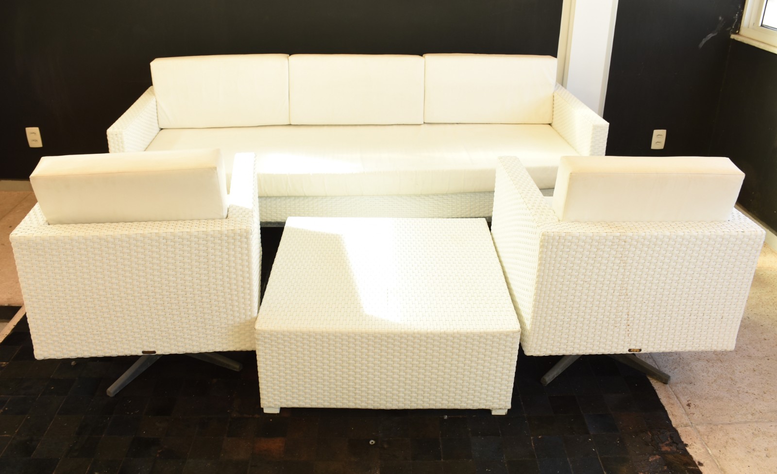 Conjunto composto de: Sofá para tres lugares, par de poltronas... - foto 5 de 5