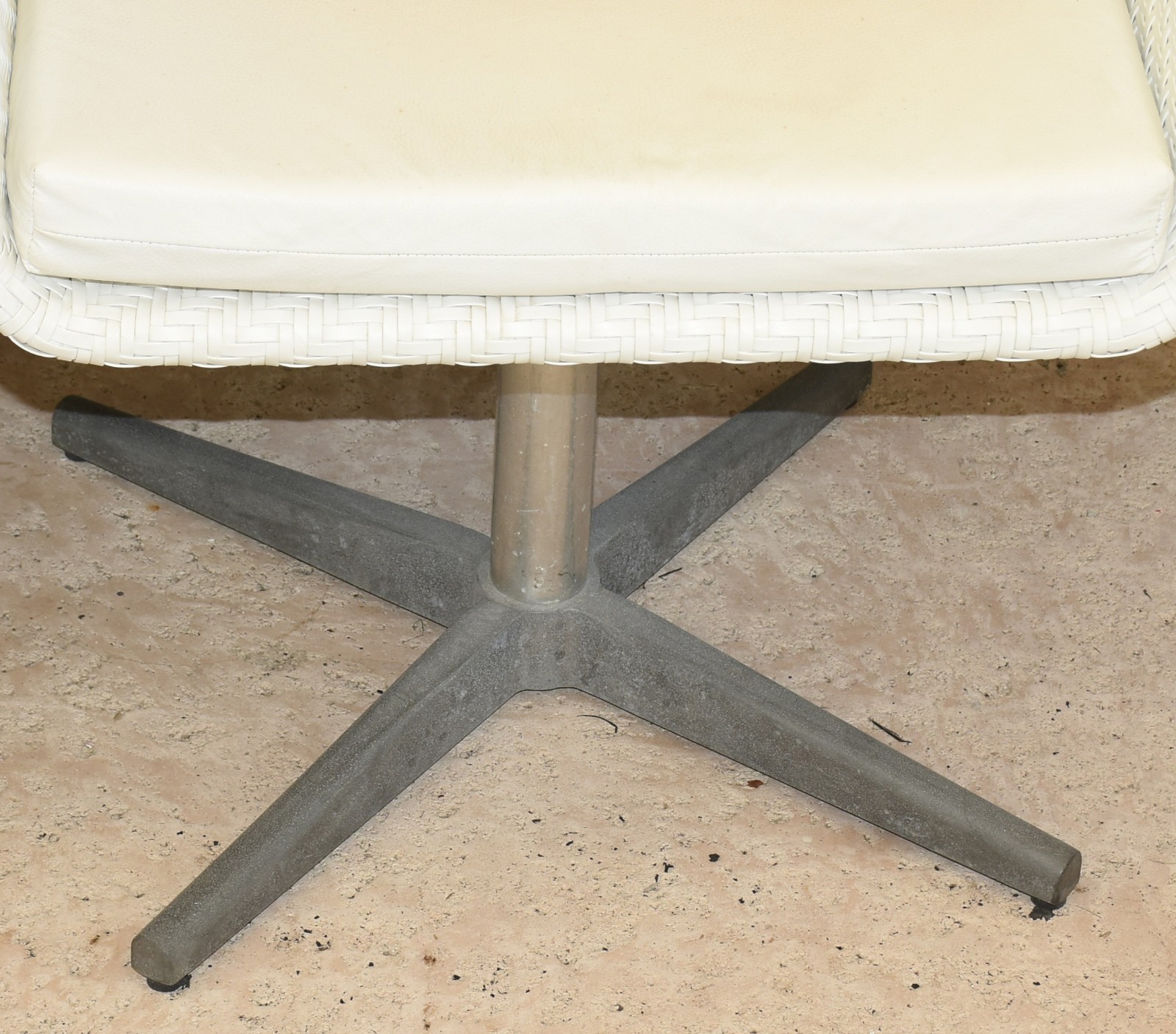 Conjunto com 4 cadeiras de fibra sintética, pés de metal, giratórias... - foto 3 de 4
