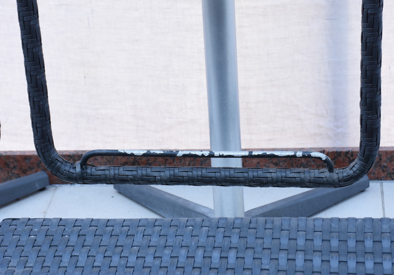 Conjunto para área externa, fibra sintética e pés de metal, composto... - foto 4 de 6