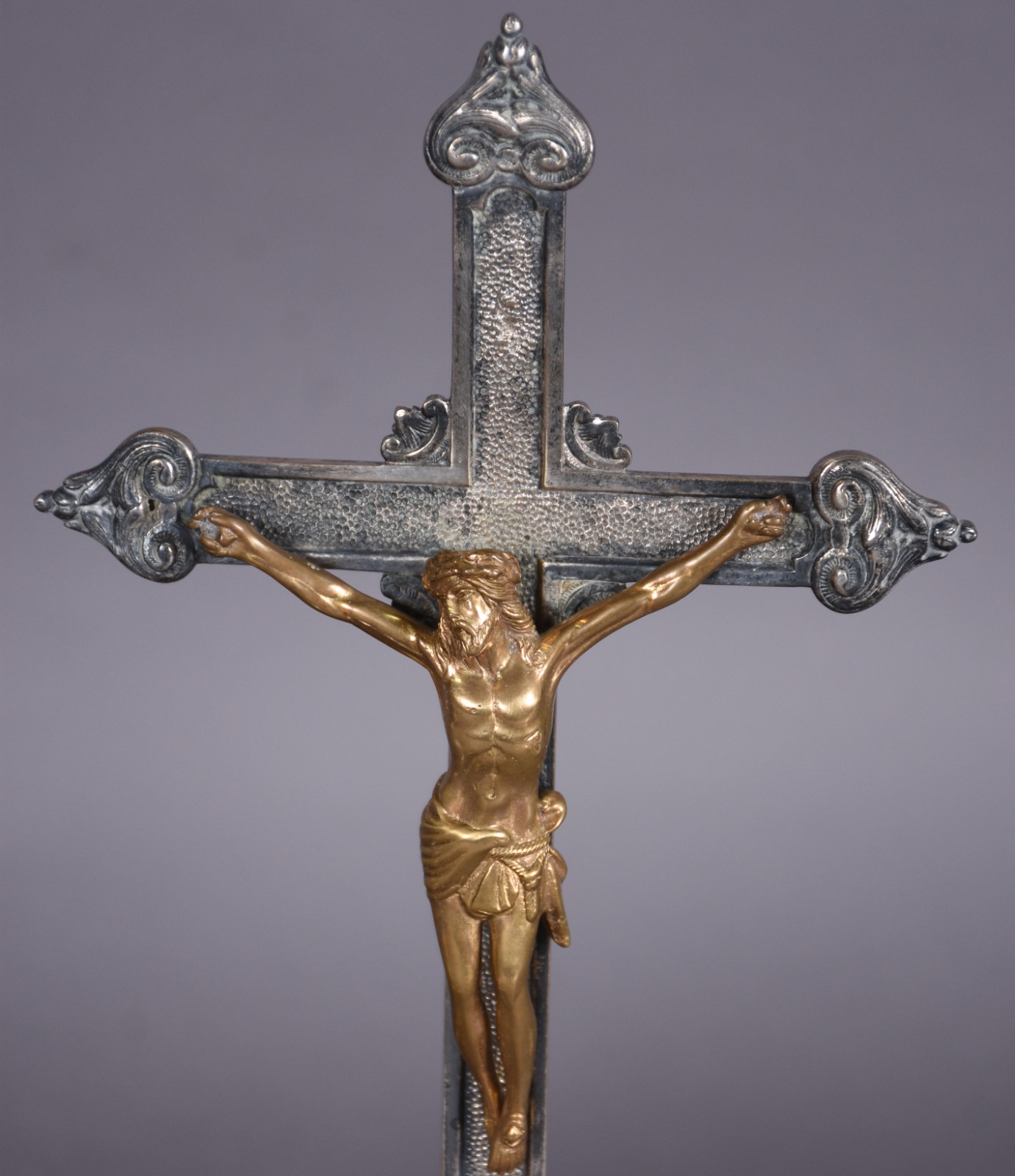 Cinco peças de metal prateado, sendo: crucifixo com figura de Cristo... - foto 3 de 9