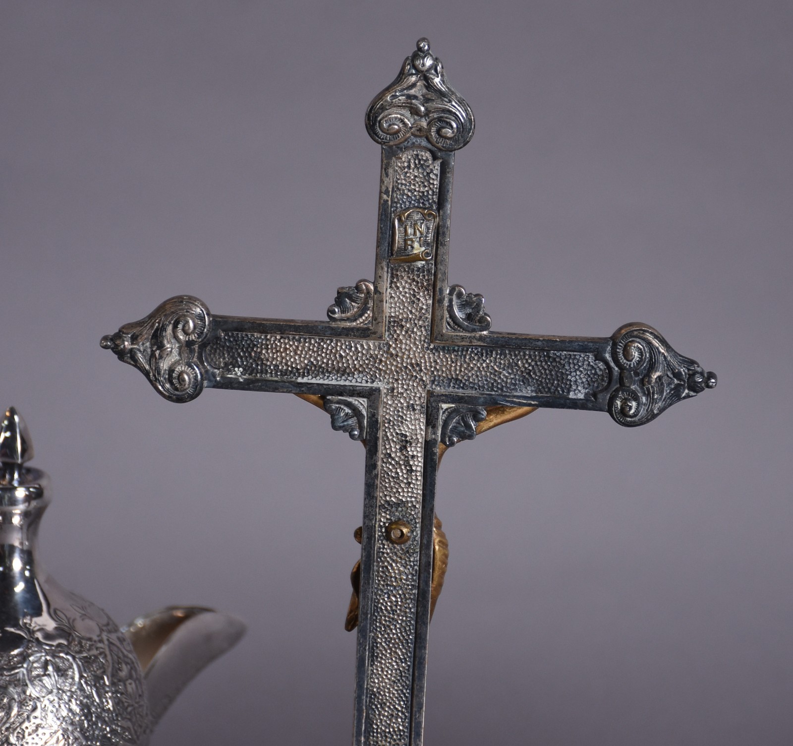 Cinco peças de metal prateado, sendo: crucifixo com figura de Cristo... - foto 9 de 9