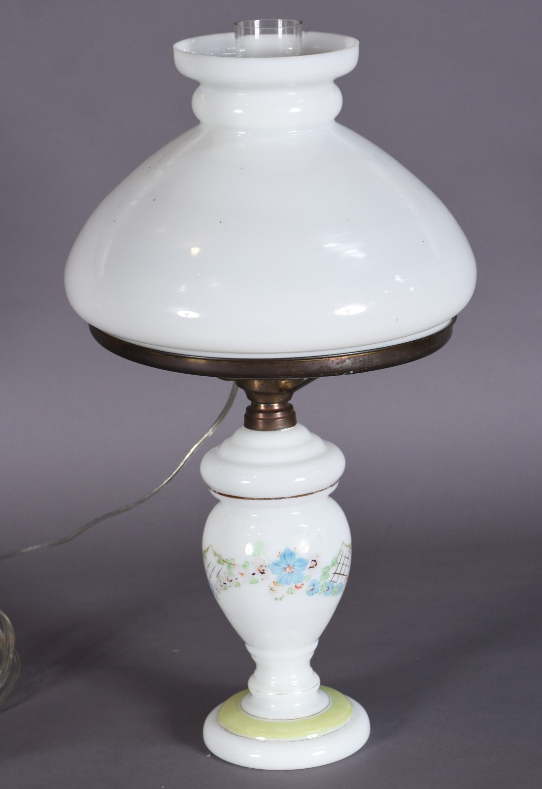 Abatjour com base de opalina branca decorada com flores em... - foto 1 de 5