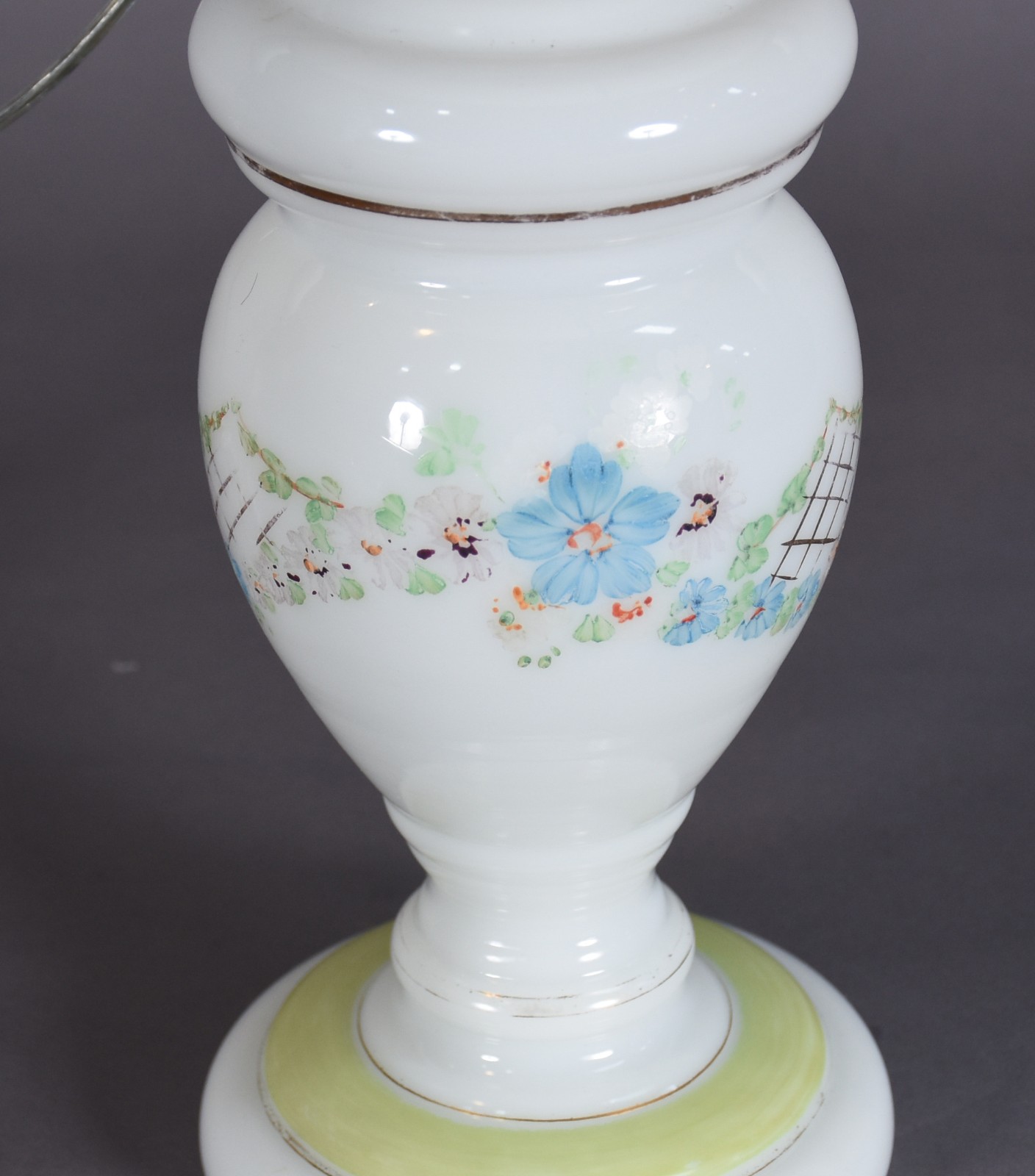 Abatjour com base de opalina branca decorada com flores em... - foto 2 de 5