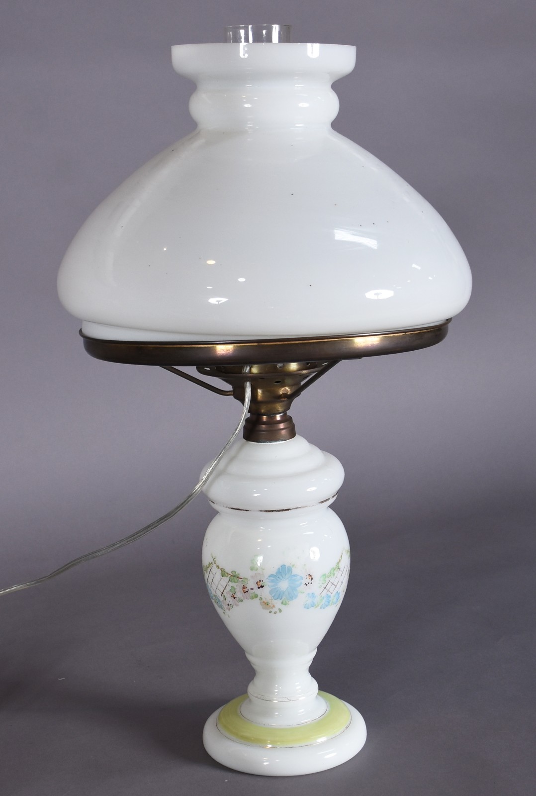Abatjour com base de opalina branca decorada com flores em... - foto 3 de 5