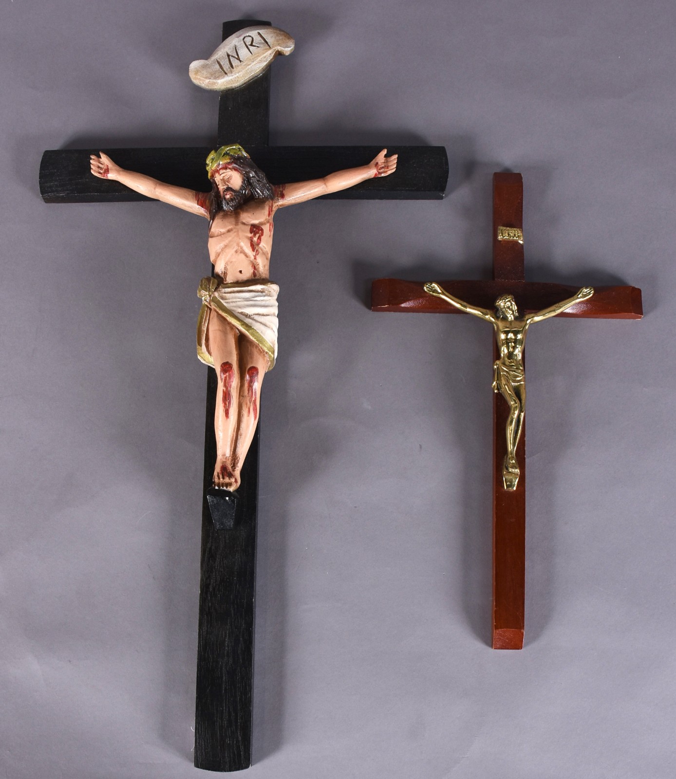 Dois crucifixos de madeira com imagem de Cristo, sendo uma de madeira... - foto 1 de 4