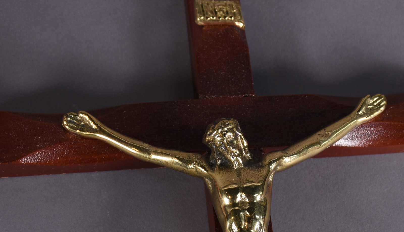 Dois crucifixos de madeira com imagem de Cristo, sendo uma de madeira... - foto 2 de 4
