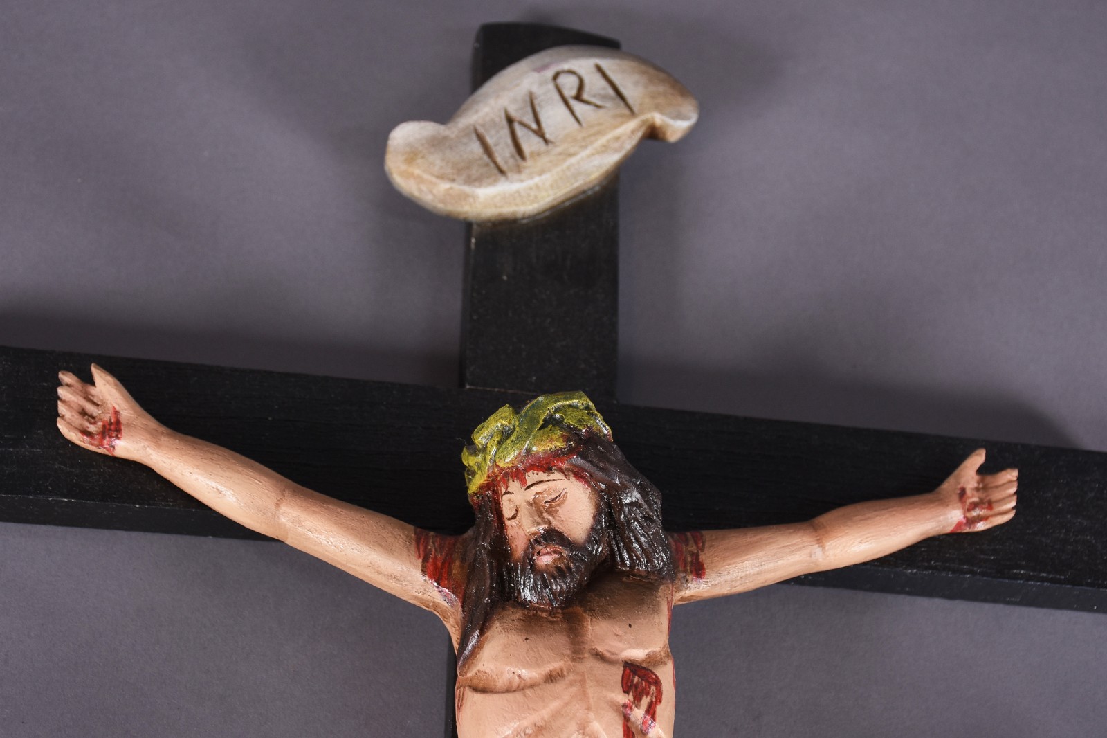 Dois crucifixos de madeira com imagem de Cristo, sendo uma de madeira... - foto 3 de 4