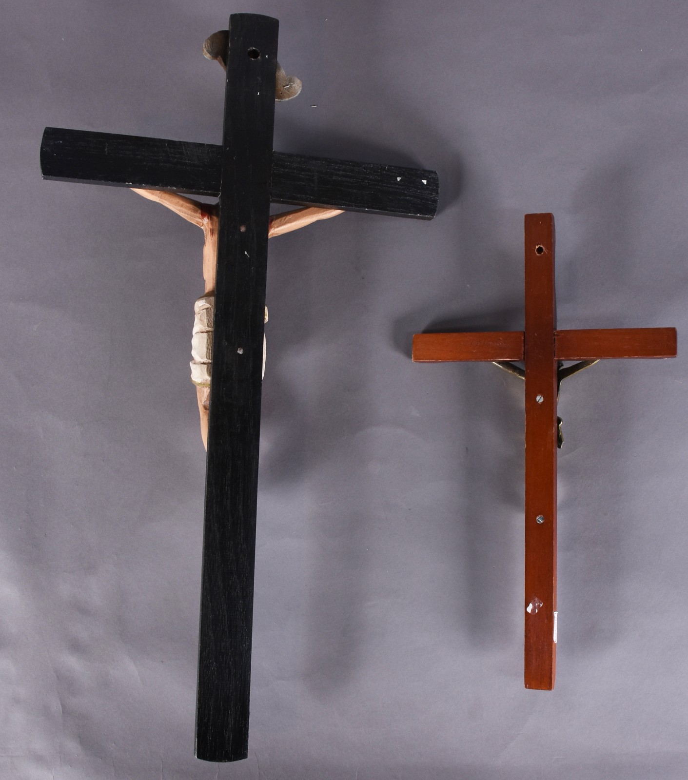 Dois crucifixos de madeira com imagem de Cristo, sendo uma de madeira... - foto 4 de 4