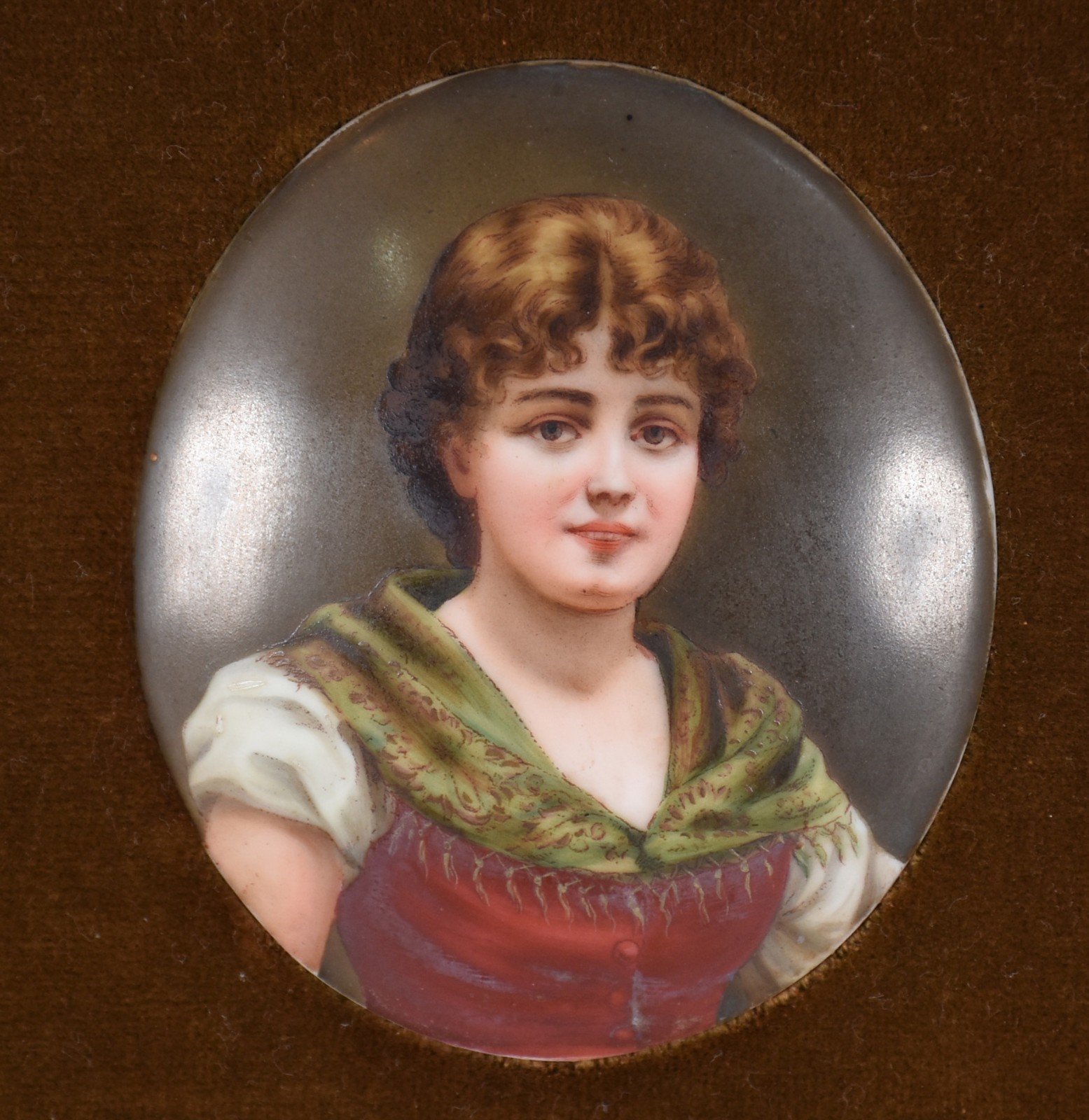 Par de placas ovais de porcelana com figura feminina com molduras... - foto 2 de 4
