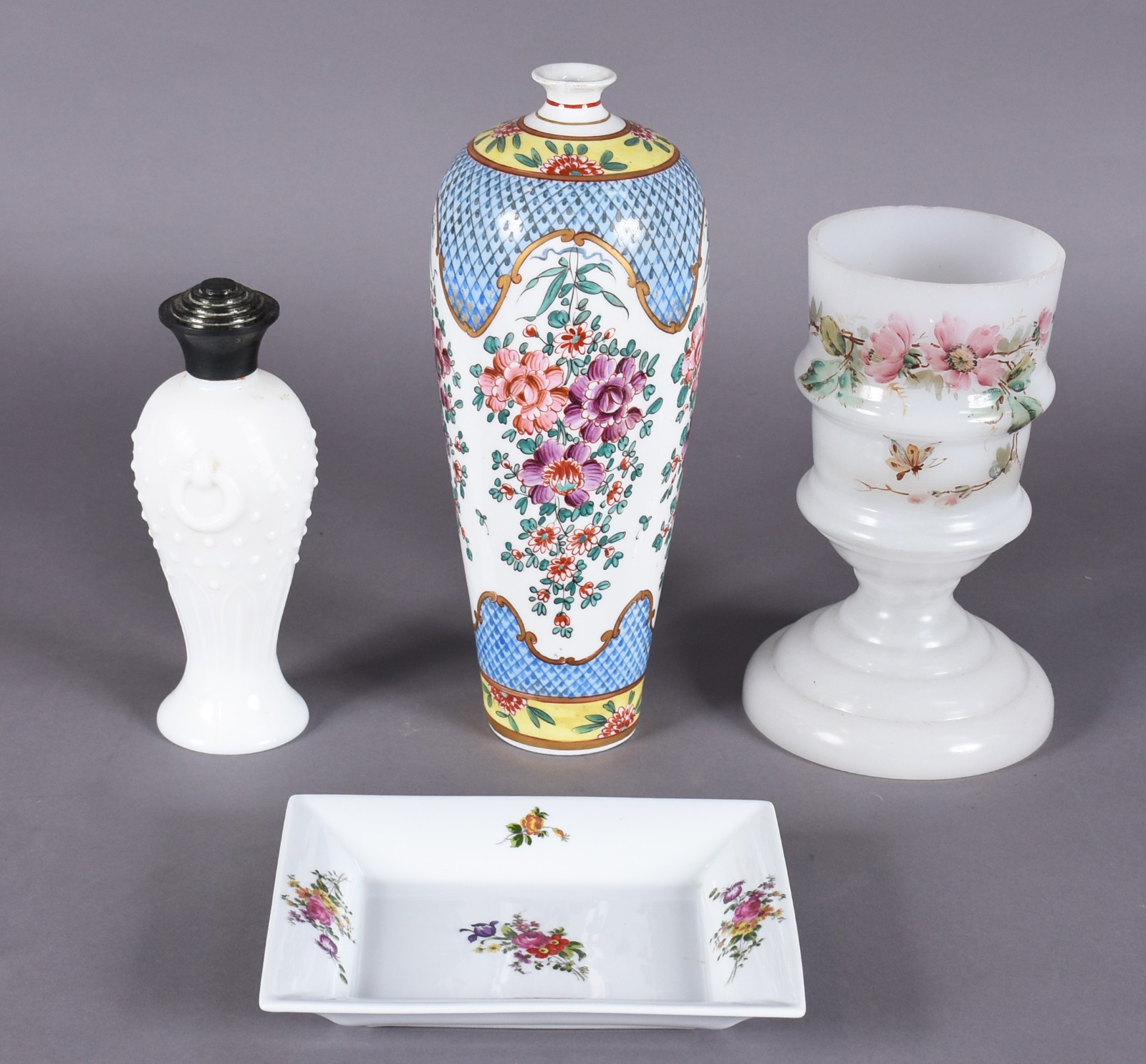 Quatro peças diversas, sendo: cinzeiro e vaso de porcelana francesa... - foto 1 de 6