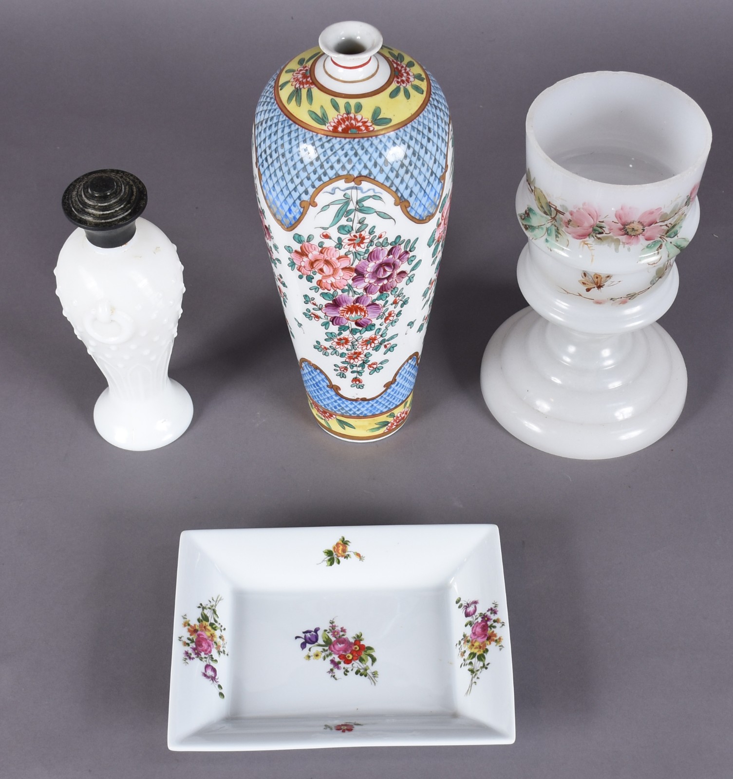 Quatro peças diversas, sendo: cinzeiro e vaso de porcelana francesa... - foto 2 de 6