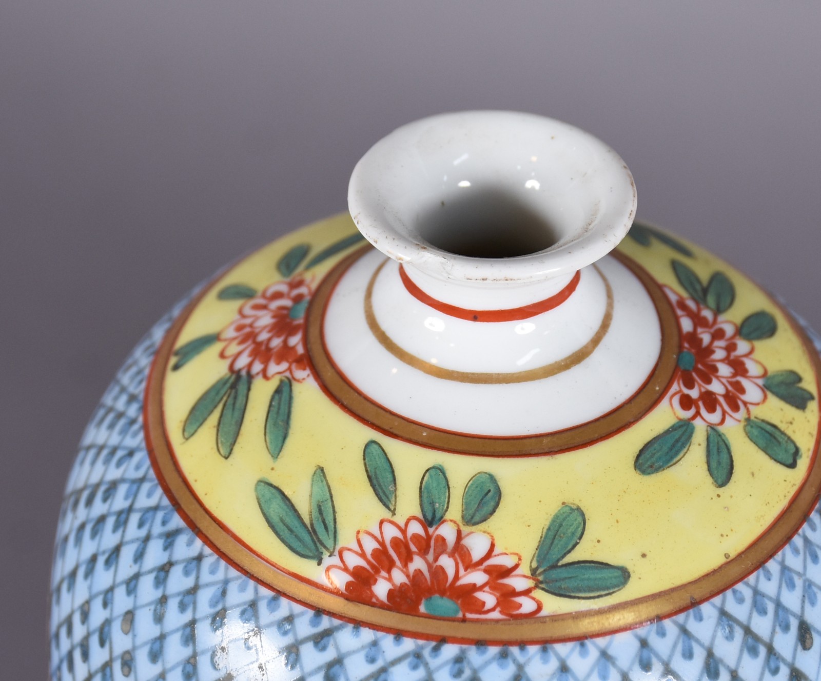 Quatro peças diversas, sendo: cinzeiro e vaso de porcelana francesa... - foto 3 de 6