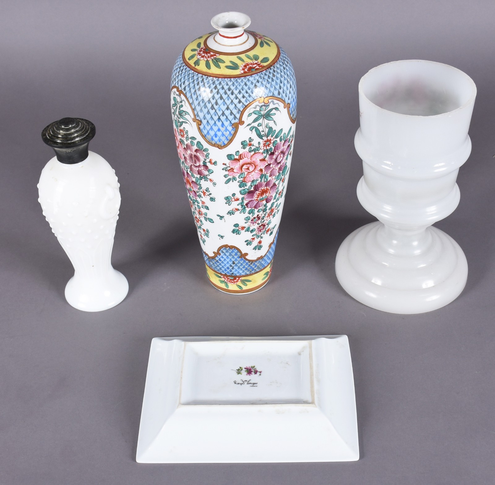 Quatro peças diversas, sendo: cinzeiro e vaso de porcelana francesa... - foto 4 de 6