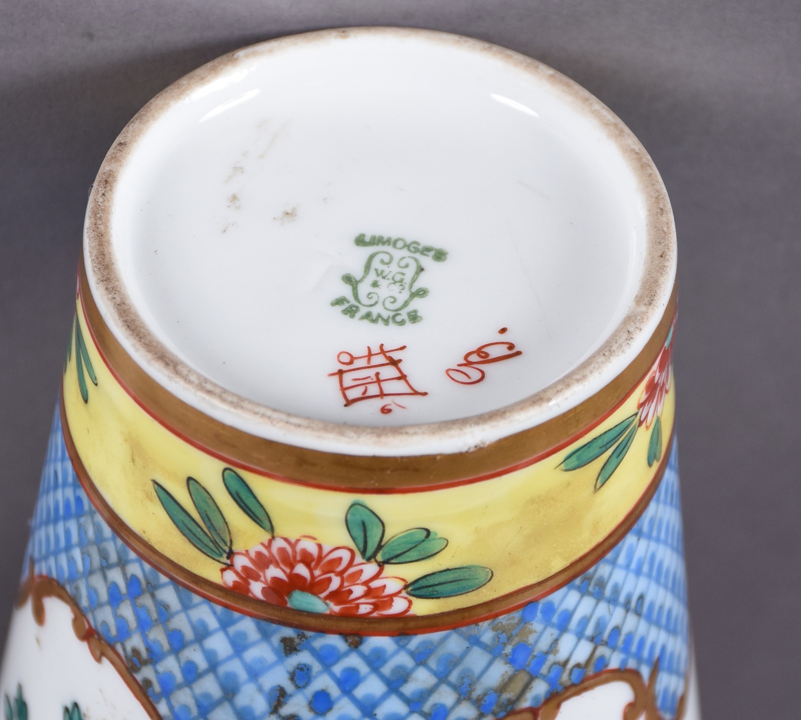 Quatro peças diversas, sendo: cinzeiro e vaso de porcelana francesa... - foto 5 de 6