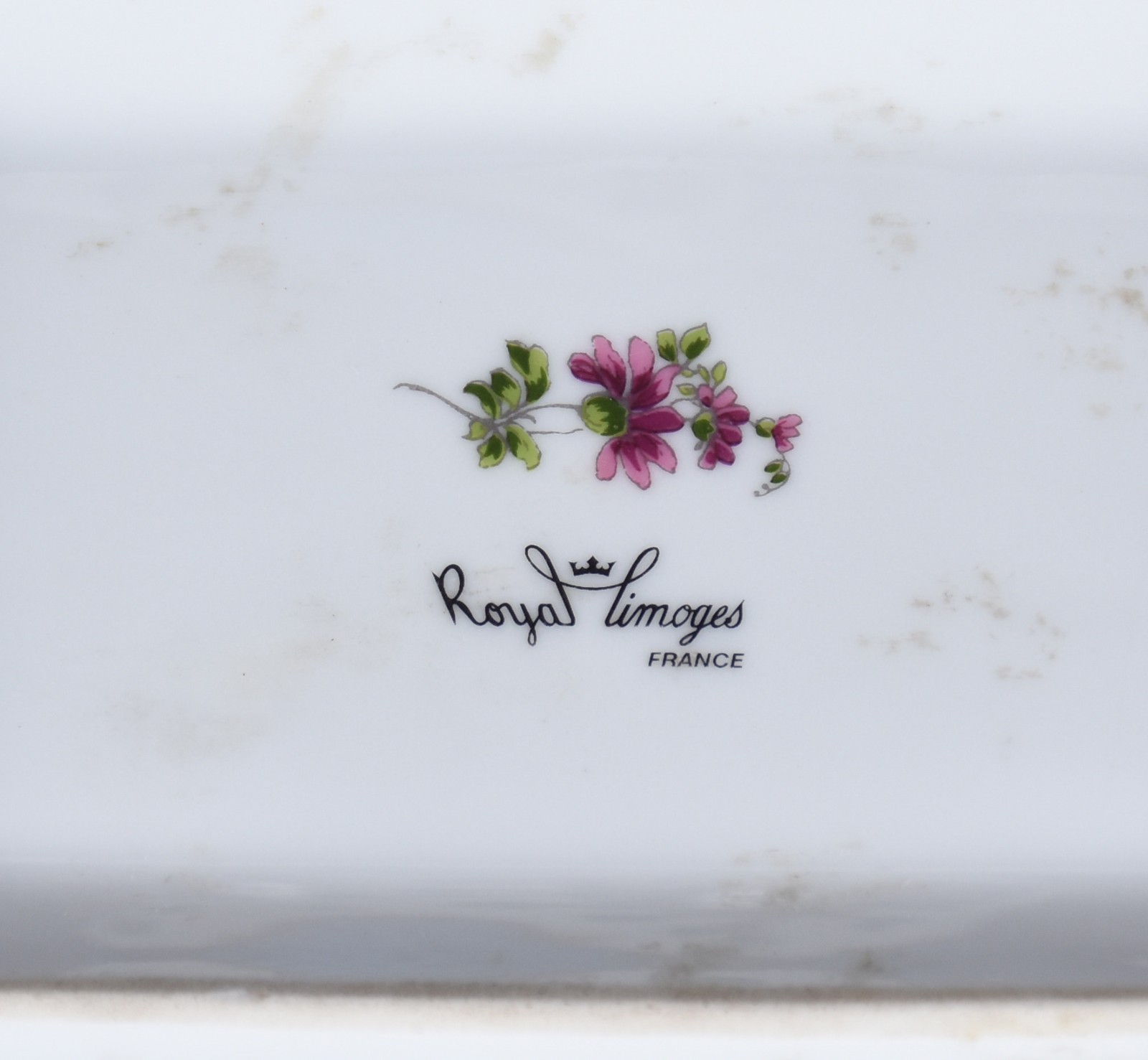 Quatro peças diversas, sendo: cinzeiro e vaso de porcelana francesa... - foto 6 de 6