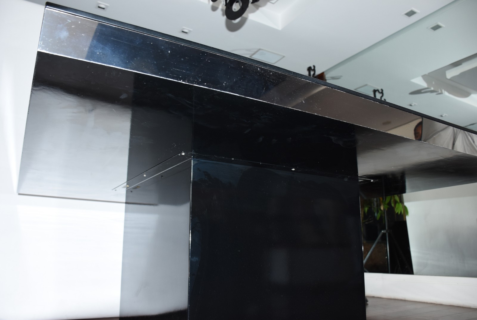 Mesa de jantar design moderno, tampo espelhado, base central no... - foto 3 de 4