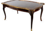 Mesa de centro de madeira nobre estilo Luiz XV ... - Mesa de centro de madeira nobre estilo Luiz XV  com marqueterie e cercadura de metal dourado.