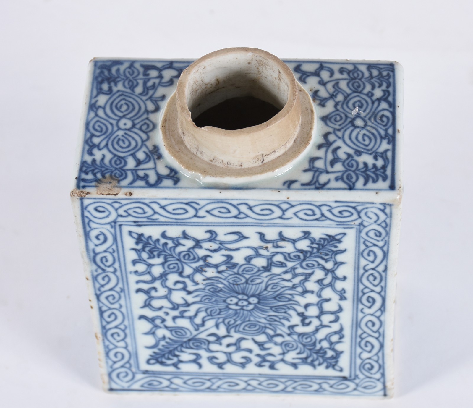 Antigo caixa para chá de porcelana azul e branca com selo vermelho na... - foto 2 de 6