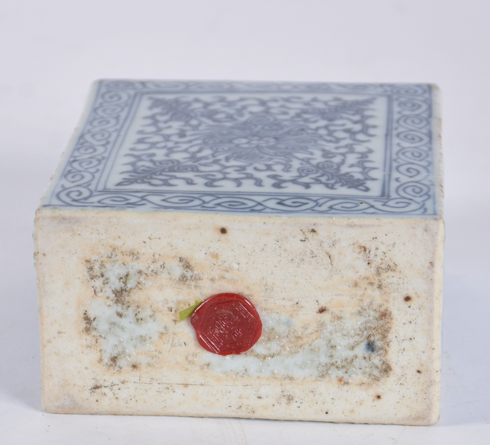 Antigo caixa para chá de porcelana azul e branca com selo vermelho na... - foto 6 de 6